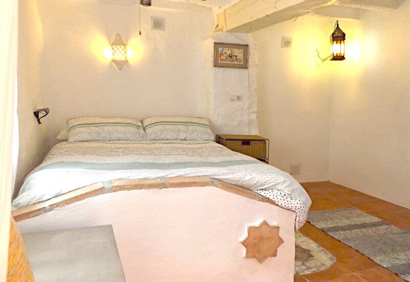 Guest bedroom with king size bed and a lot of space.