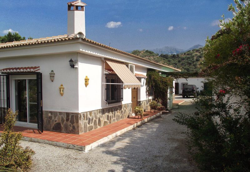 Casa Los Galivanes is in the country side of La Viñuela and has a nice view on the surrounding mountains
