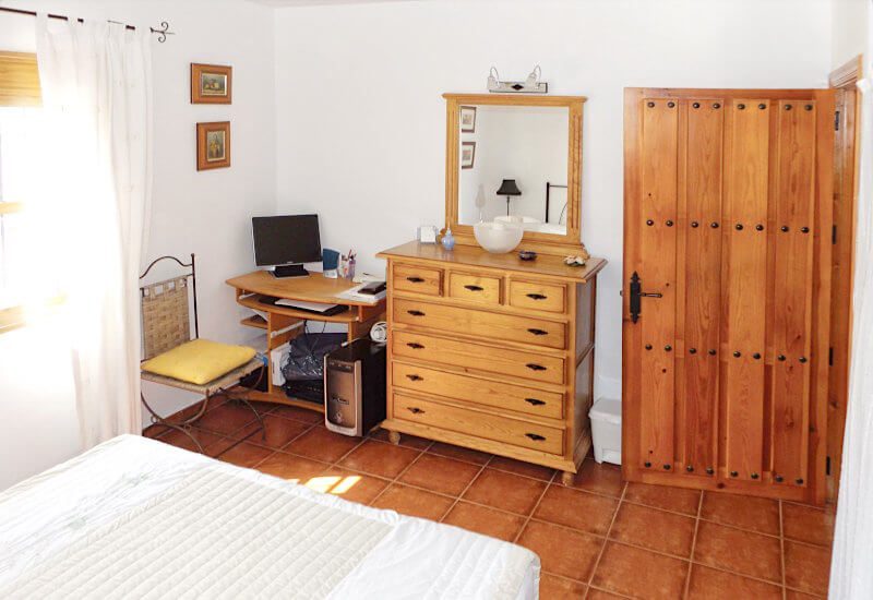 Gastenkamer 3 met gespiegelde ladekast en klein bureau met voor de PC.