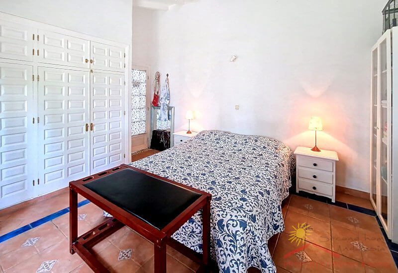 Hauptschlafzimmer mit Doppelbett, Wandschränken und Regalschränken