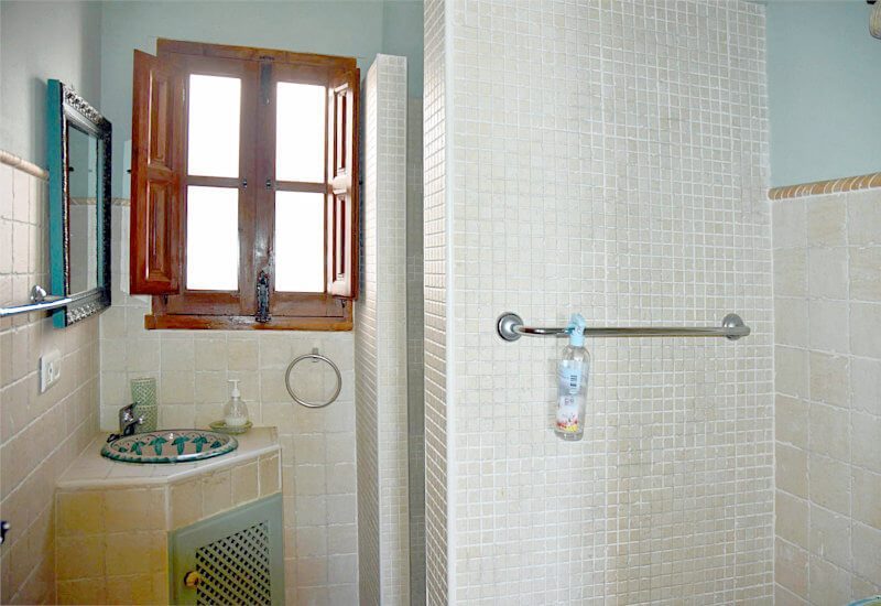 Badkamer 2 met douche, toilet en ook een klein raam.