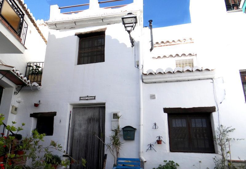 Frontansicht vom Haus zum verkauf Casa Julia in Sedella in Andalusien.