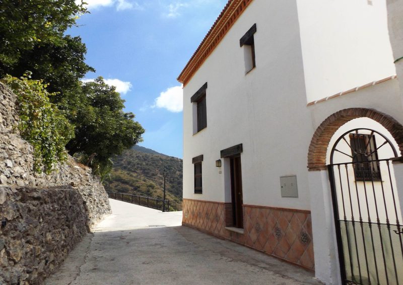 Front elevation of the townhouse in Calle Granada 1B