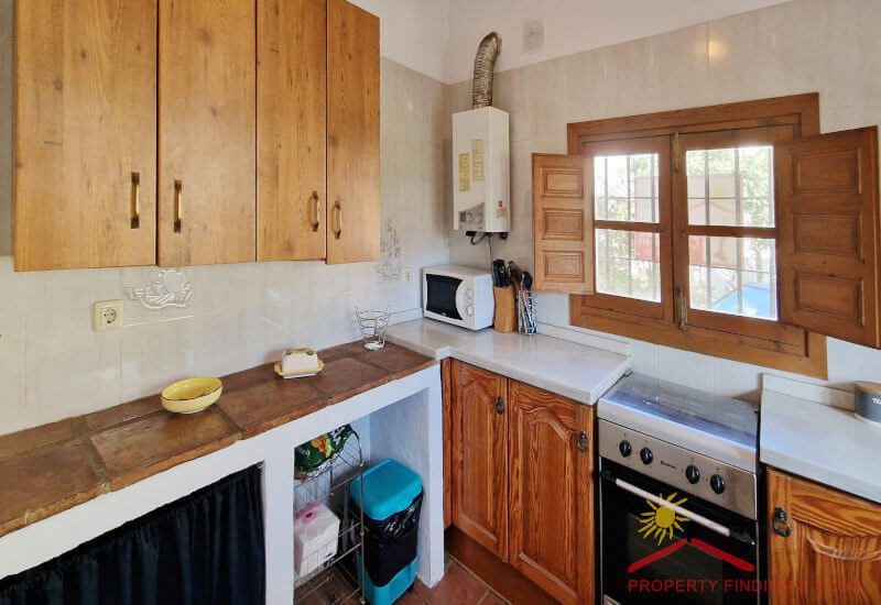 Keuken in houten stijl met veel opbergruimte