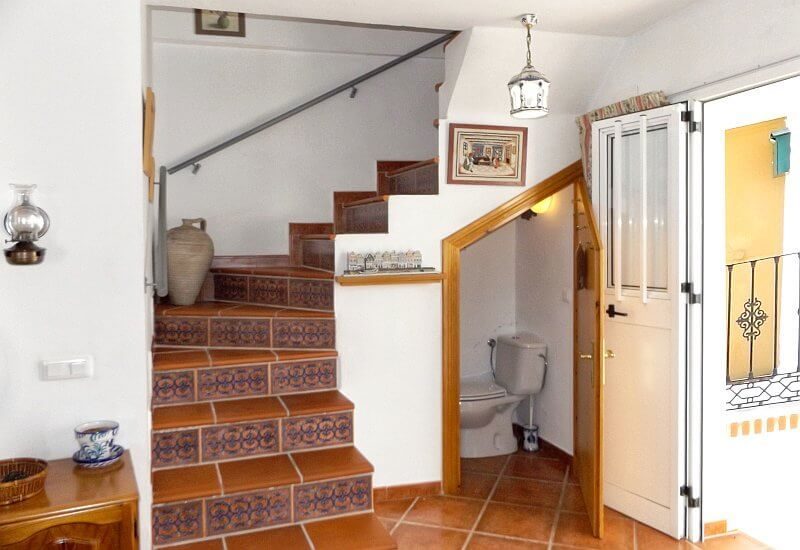 Unter der Treppe befindet sich das WC mit Zugang zum Wohn- und Esszimmer.