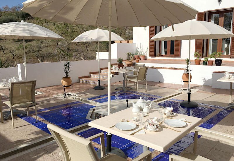 Der Innenhof ist ein großer Raum für Frühstückstische mit Sonnenschirm.