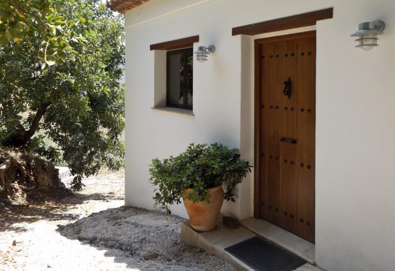 Foto van de ingang met houten deur van Casa Chumbo
