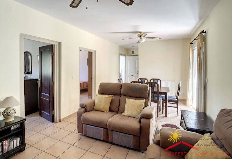 Der Wohnbereich des Apartments verfügt über eine Sitzecke und einen Essbereich