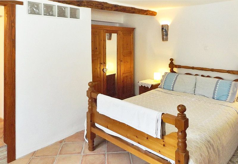 De ouderslaapkamer heeft ruimte voor een warddrobe en een bijkeuken en krijgt licht door het eigen raam.