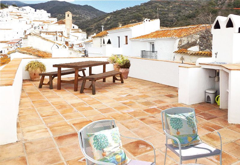 Een ruim dakterras biedt een prachtig uitzicht op de heuvels en is voorzien van een bijkeuken en werkblad.