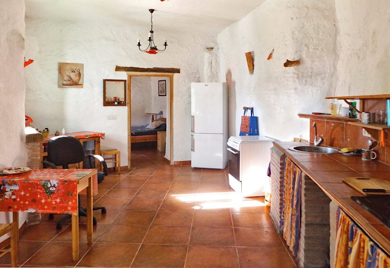 De keukenhoek staat open voor een grotere ruimte met eetzaal.