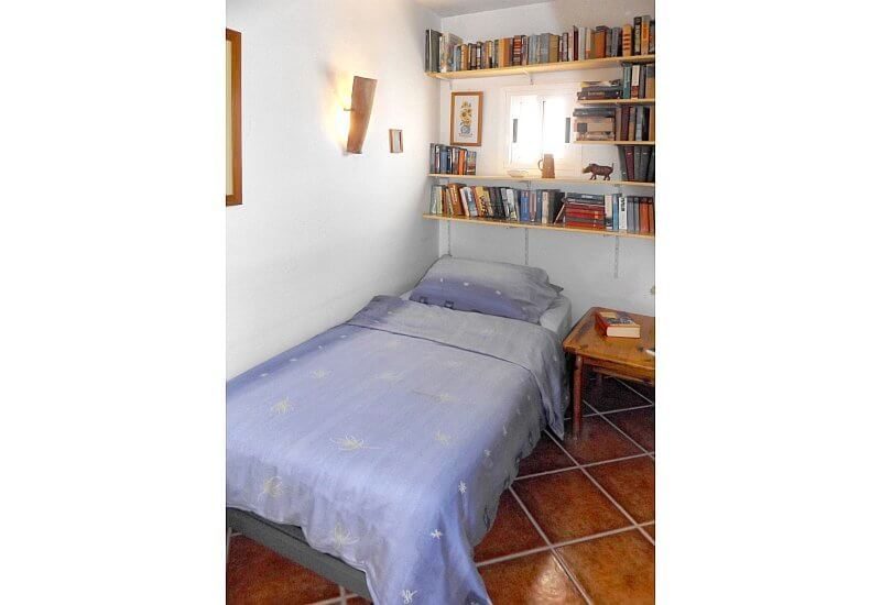 Een gastenslaapkamer met een eenpersoonsbed.