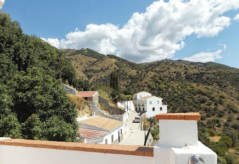 Von der Dachterrasse aus kann man entlang der Calle Granada von Sedella sehen