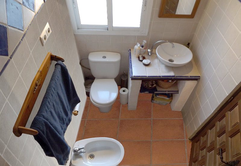 Shower oom withtraditional  washing basig, toilette and window.