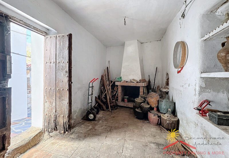 Woonruimte van het oude huis met open haard