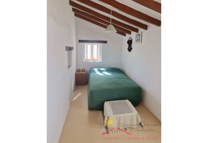 Kleine slaapkamer boven voor een eenpersoonsbed en een rustiek klein raam