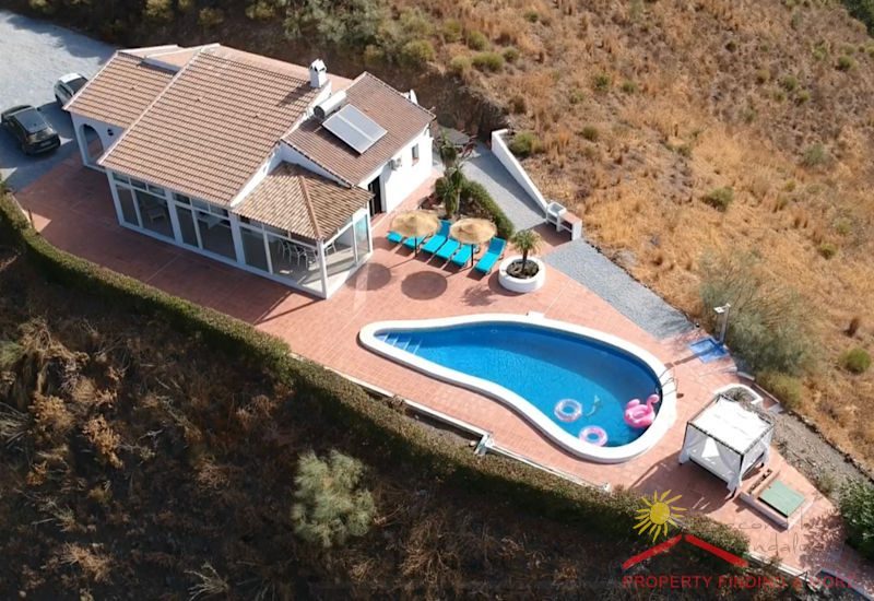 Bovenaanzicht van het perceel van Casa Ladera met huis, terras en zwembad