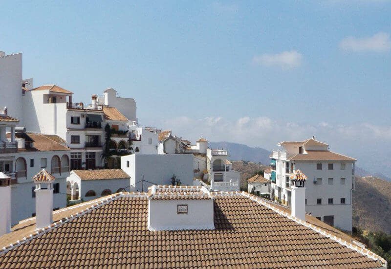 Uitzicht vanaf het balkon over de daken Canillas de Aceituno