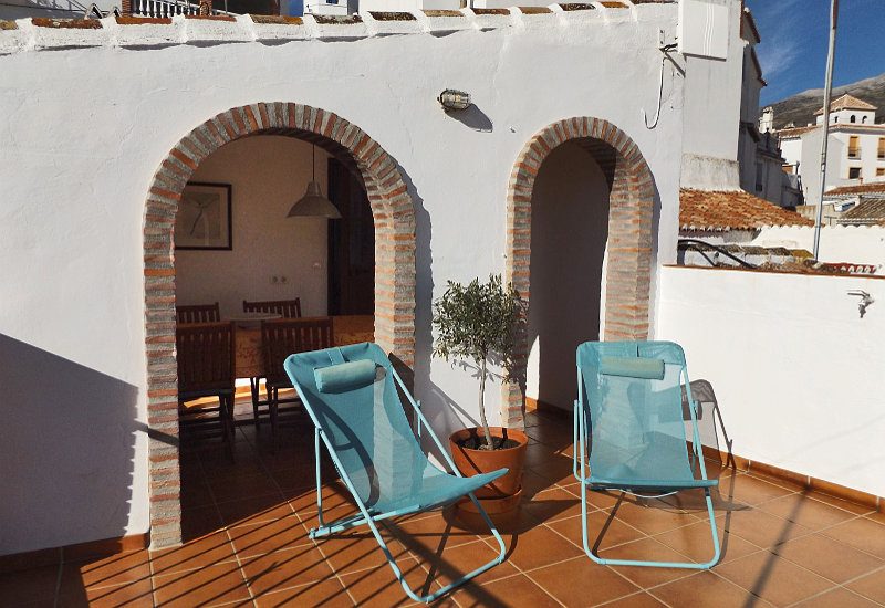 Sunny open roof terrace, here with the covered table area in the back.