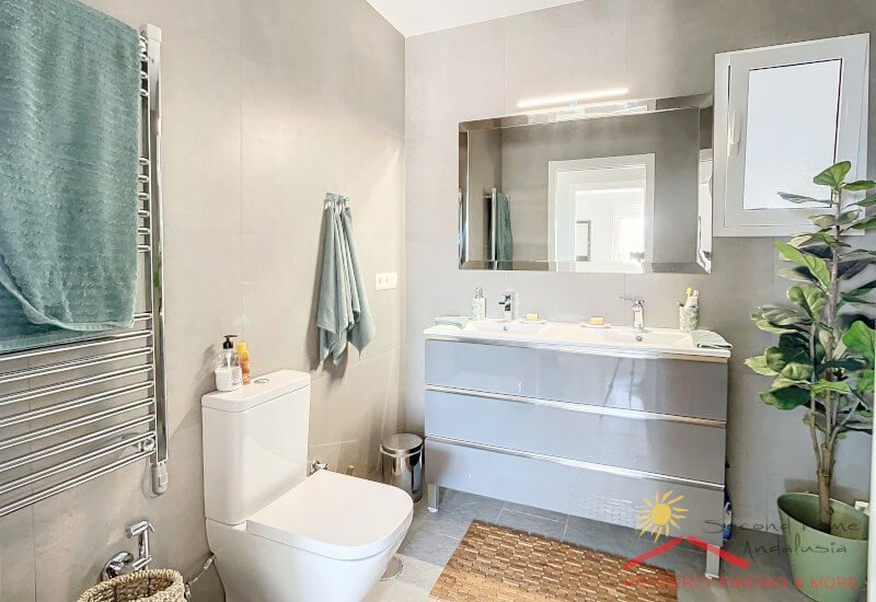 een moderne badkamer met verwarming en grote open douche