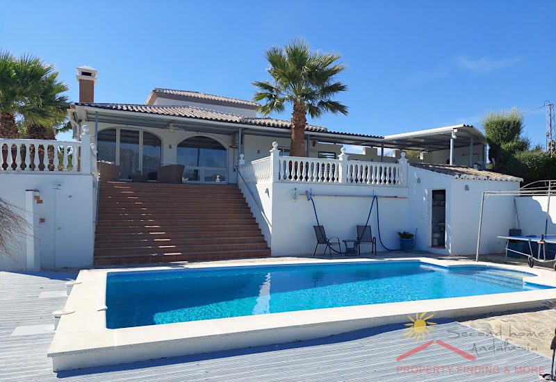 Zwembad en zwembadterras en trap naar het huis en het bovenste terras