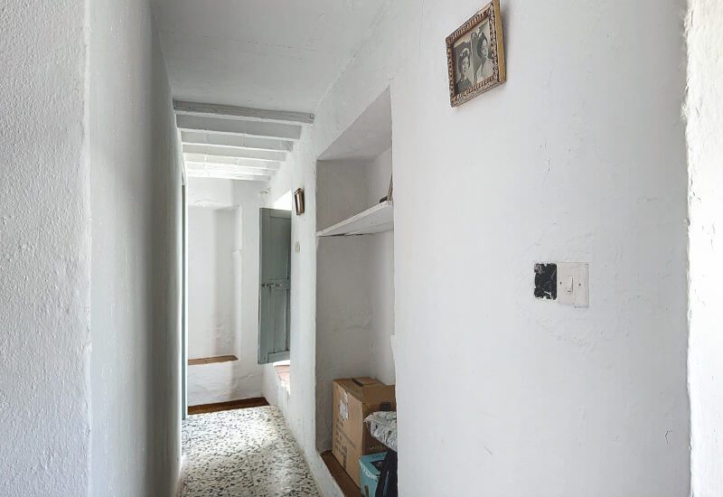 Flur im 1. Stock mit Regal in der Wand