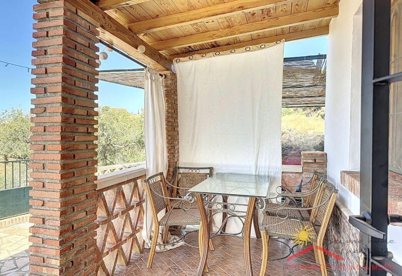 Overdekt terras aan de voorkant van het huis