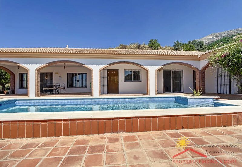 Het zwembad ligt direct voor het huis met een zonnig terras rondom