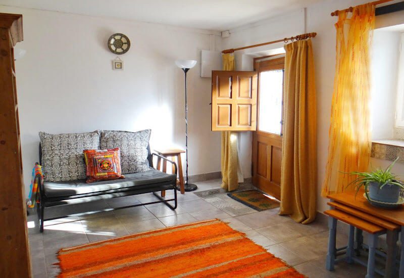 Rustieke woonkamer met entree in het witte dorp in Andalusië