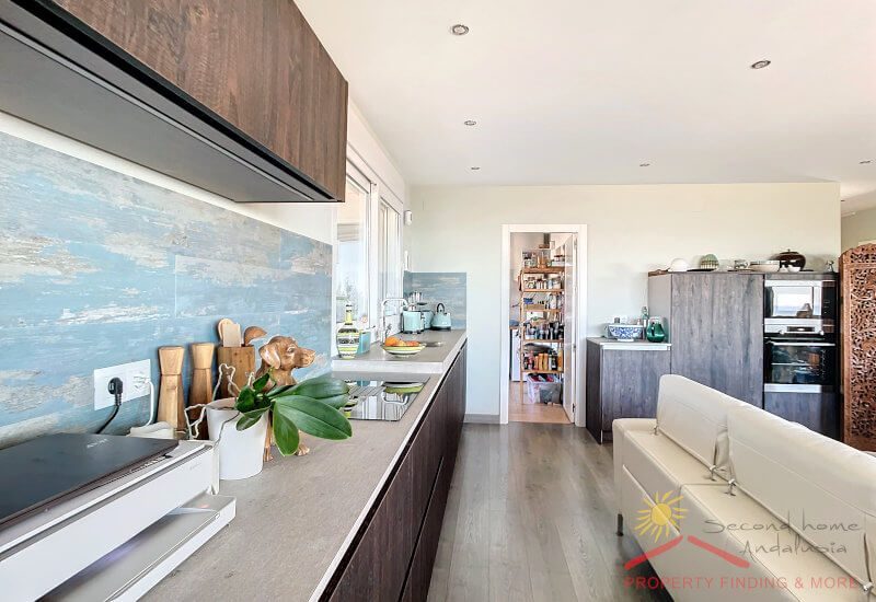 Moderne Küchenzeile mit allen Geräten und Fenster mit schöner Aussicht