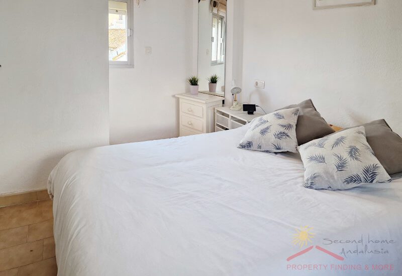 Slaapkamer 3 met tweepersoonsbed en een klein raam