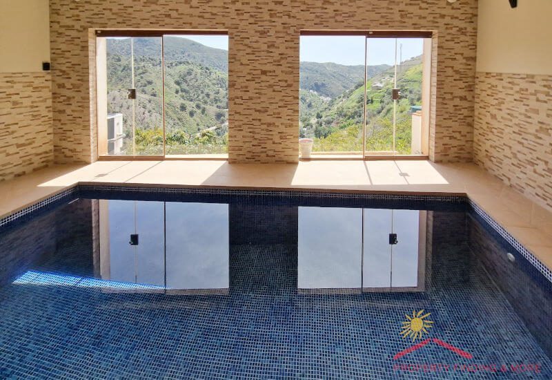 Der Schwimmbadraum hat zwei grosse Fenster, durch die man einen wunderbaren Blick auf Umgebung hat.
