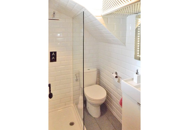 Volledig illustreerde doucheruimte beneden met W. C.