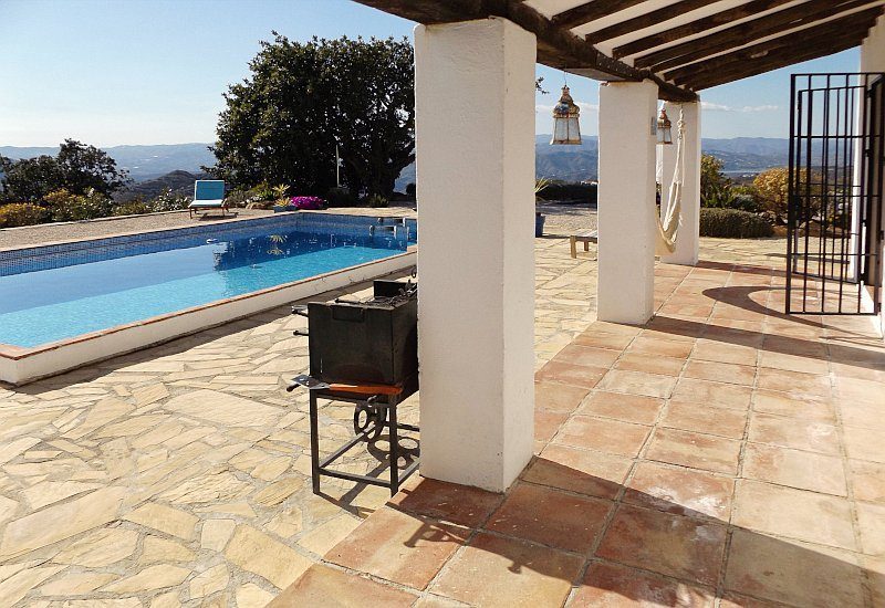 Foto van het terras en zwembad met uitzicht op de Axarquia