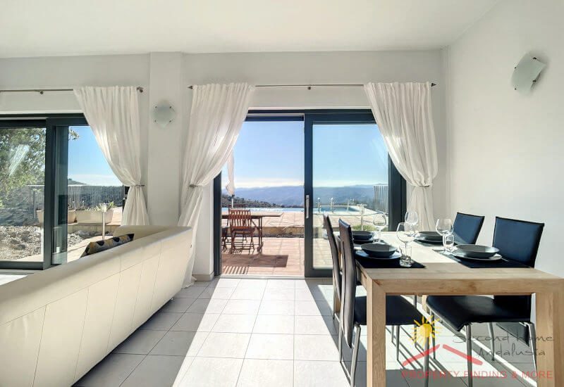 heller Wohn-Essbereich mit zwei großen Terrassen-Glastüren mit fantastischem Blick über die Landschaft