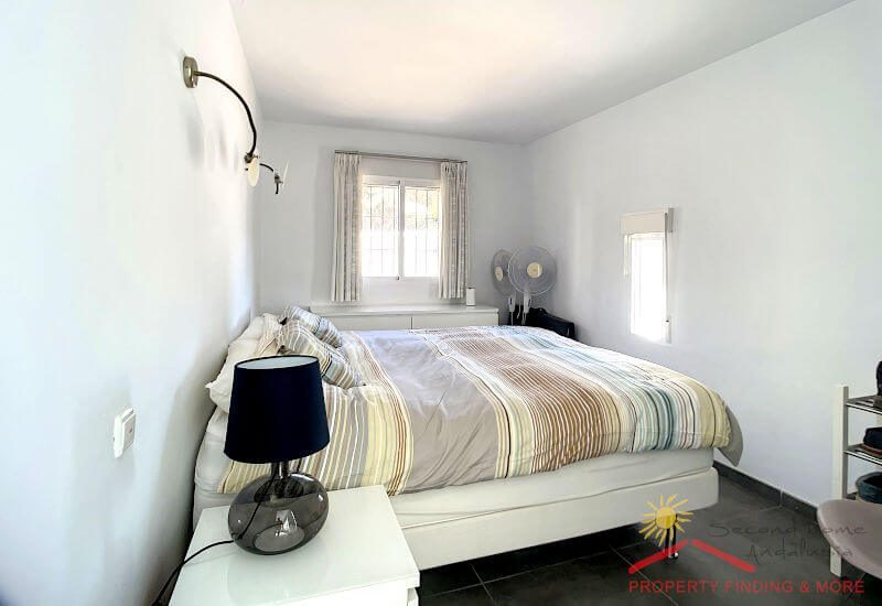 Slaapkamer met tweepersoonsbed en twee ramen