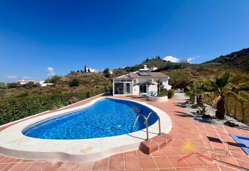Foto voor Casa Ladera met zwembad en terras vooraan