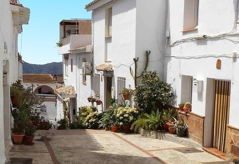 Typische Straße in einem weißen Dorf in Andalusien