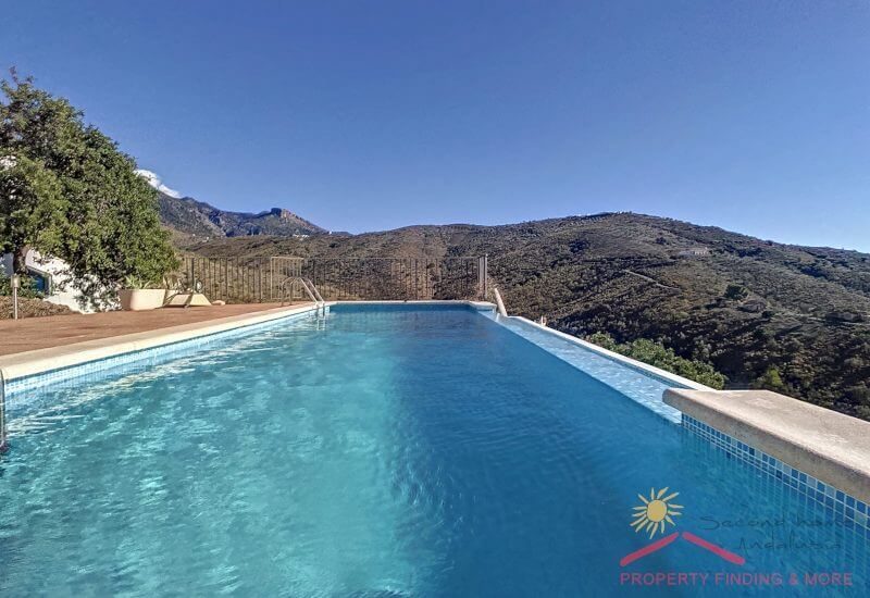 The pool lays in front of the house and offers a stunning view over the landscape