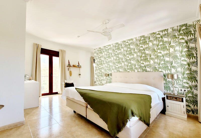 Hauptschlafzimmer mit großem Doppelbett und Kleiderschränken