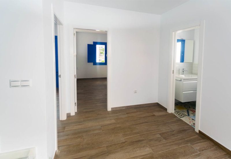 The entrance hall gives access to two bedrooms and a bathroom with shower and toilette.