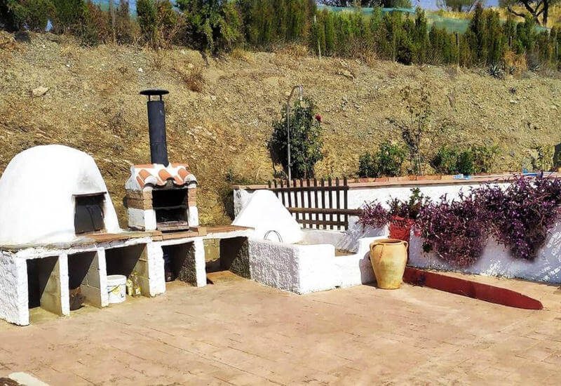 Wood-fired oven with place for sitting