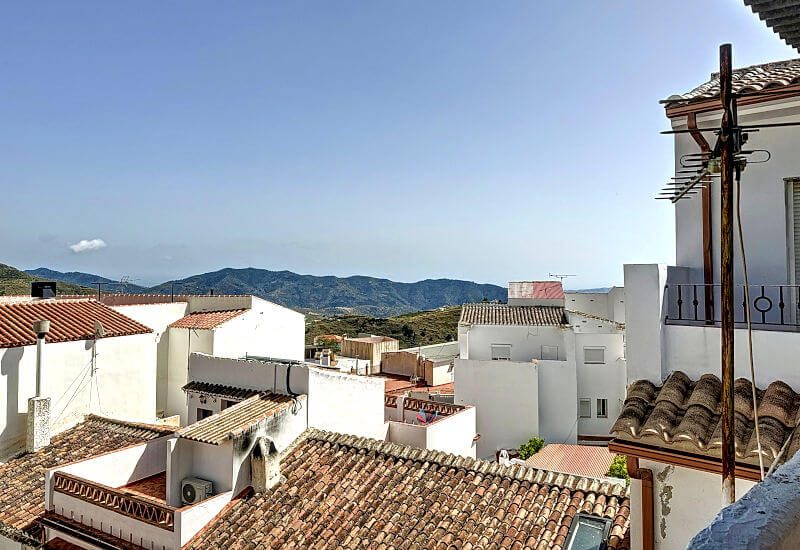 Von der Dachterrasse hat man einen schönen Blick über die Dächer von Canillas de Aceituno