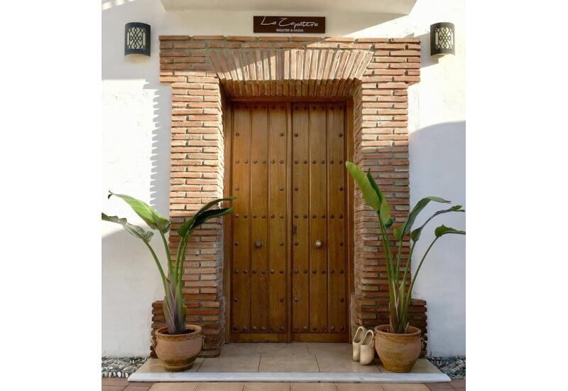 Eingang mit einer großen Holztür