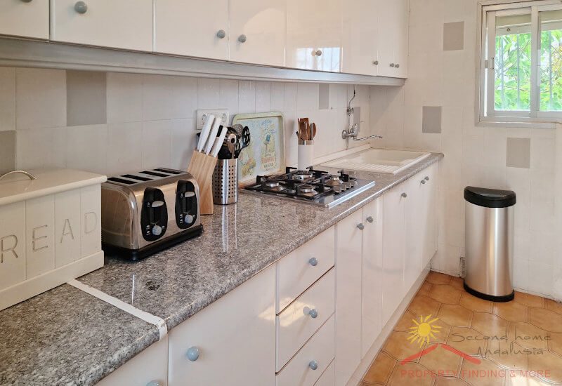 Compleet ingerichte moderne keuken met klein raam