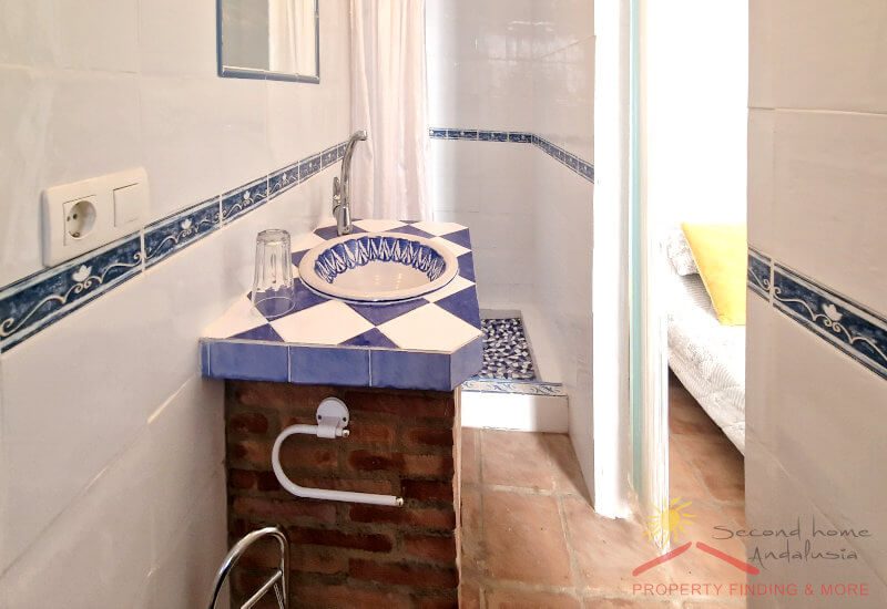 Small but fully equipped en-suite guest bathroom.