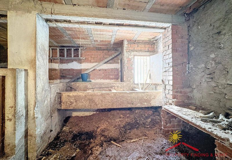 Stal met nieuw plafond van het oude huis