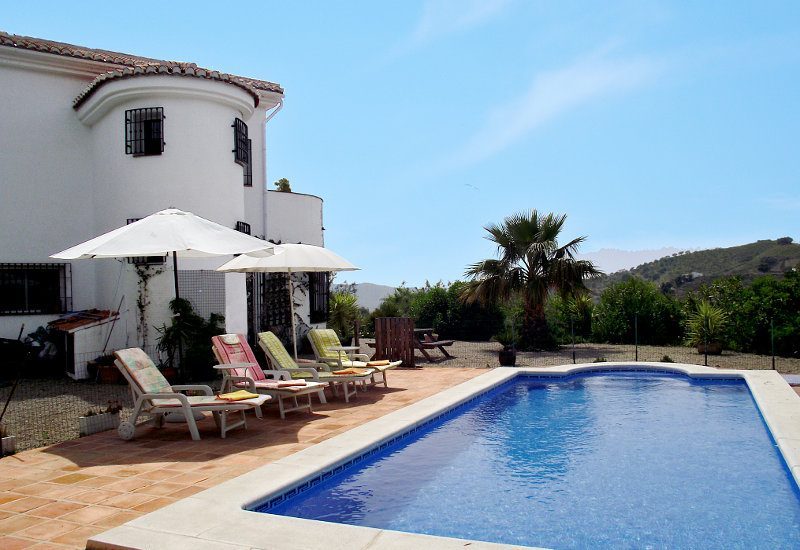 Pool, chill-out area and view on the surrounding of the Axarquía part of Sedella.