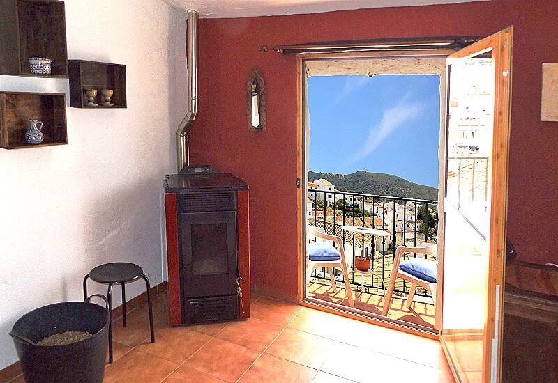 Das Wohnzimmer hat einen eigenen kleinen Balkon und einen schönen Blick über Sedella