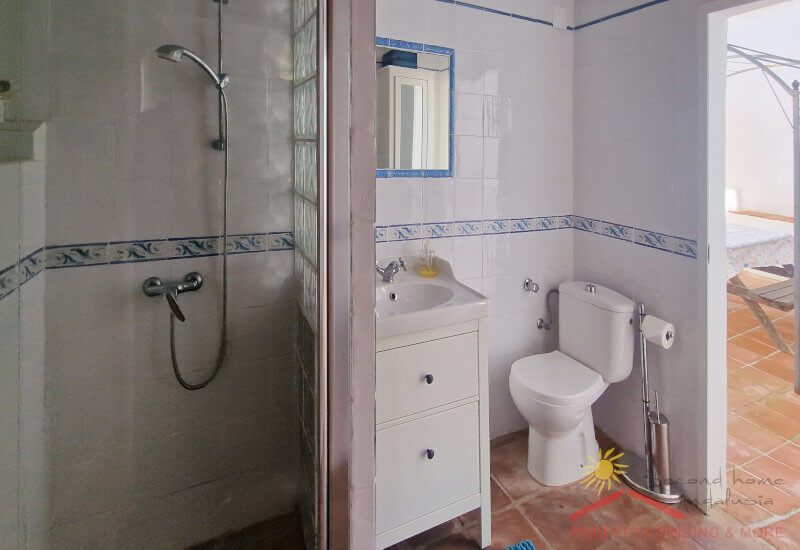 Badkamer en-suite voor de hoofdslaapkamer met douche en toilet